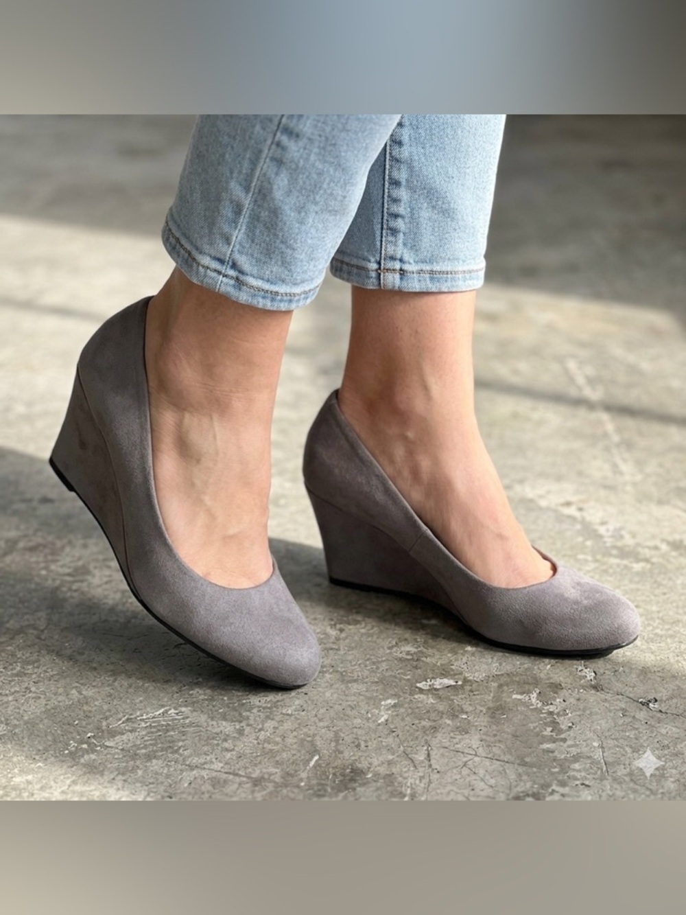Dexflex Comfort Faux Suede Gray Wedge Heels. Size 8